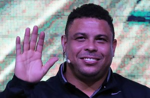 epa05616779 Brazilian former soccer player Ronaldo speaks during the presentation of the soccer school franchise R9 Academy, in Bogota, Colombia, 03 November 2016.  EPA/Mauricio Dueñas Castañeda