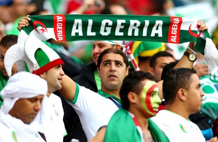 ترحيل 3 مشجعين جزائرين من مصر بسبب السياسة