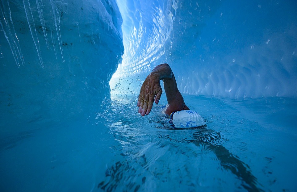 شاهد أول شخص يسبح في القطب الجنوبي المتجمد صور Ihata Ma جريدة إلكترونية مغربية