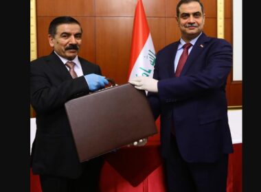 وزير الدفاع العراقي السابق نجاح الشمري (الى اليمين) لدى تسليم حقيبته الوزارية الى خلفه جمعة عناد في السابع من مايو 2020
