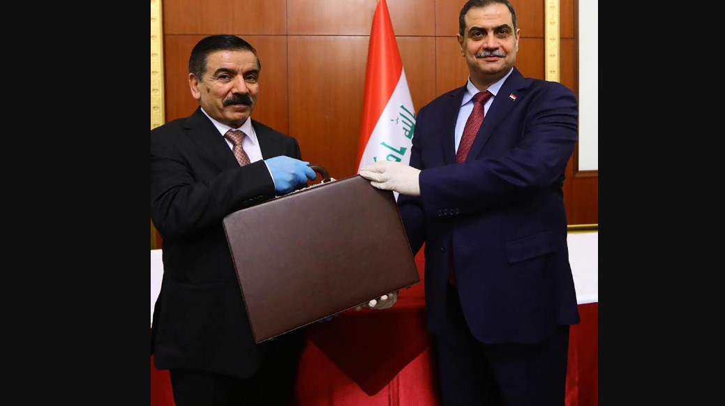 وزير الدفاع العراقي السابق نجاح الشمري (الى اليمين) لدى تسليم حقيبته الوزارية الى خلفه جمعة عناد في السابع من مايو 2020