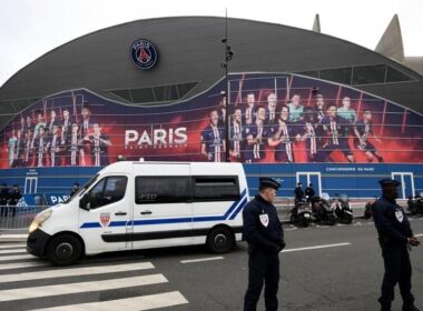 ضباط الشرطة يقفون أمام ملعب بارك دي برينس في باريس عشية مباراة سابقة في لكرة القدم للمجموعة الأولى في دوري أبطال أوروبا بين باريس سان جيرمان ودورتموند.