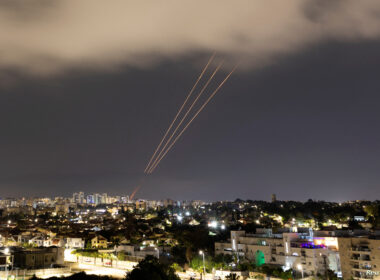 إيران أطلقت سربا كثيفا مكونا من 200 طائرة مسيرة فتاكة وصواريخ بالستية وصواريخ كروز باتجاه إسرائيل تم اعتراض "الغالبيّة العظمى" منها