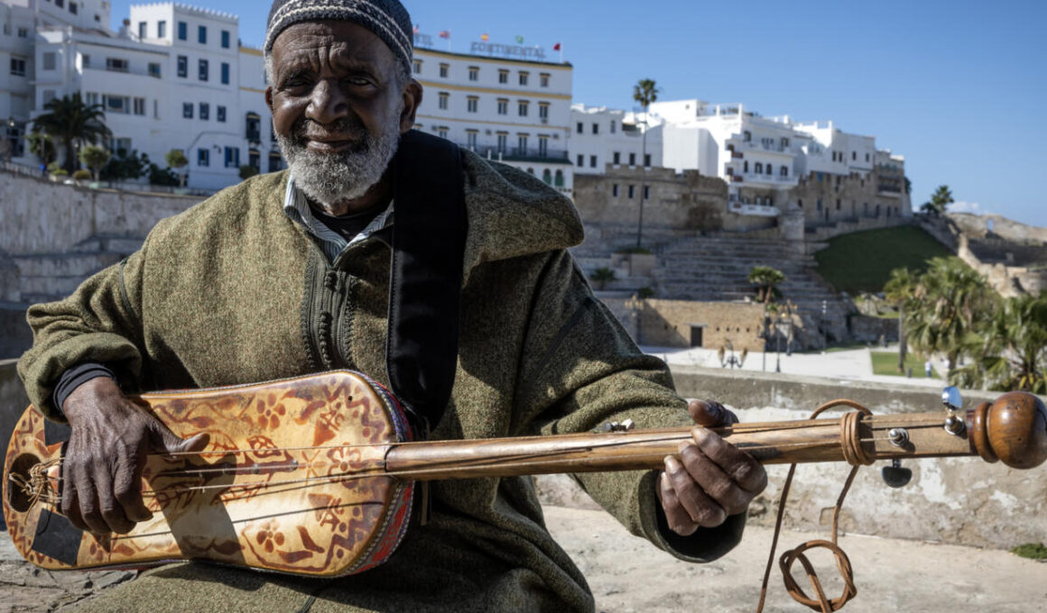 صورة التقطت في مدينة طنجة القديمة في 23 أبريل 2024 لفنان موسيقى كناوة المغربي عبد الله الكورد (77 عاماً)