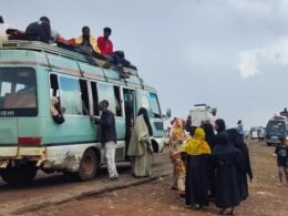 نازحون من المناطق الشرقية من ولاية الجزيرة السودانية يصلون إلى مدينة القضارف في 27 أكتوبر 2024.