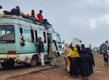 نازحون من المناطق الشرقية من ولاية الجزيرة السودانية يصلون إلى مدينة القضارف في 27 أكتوبر 2024.