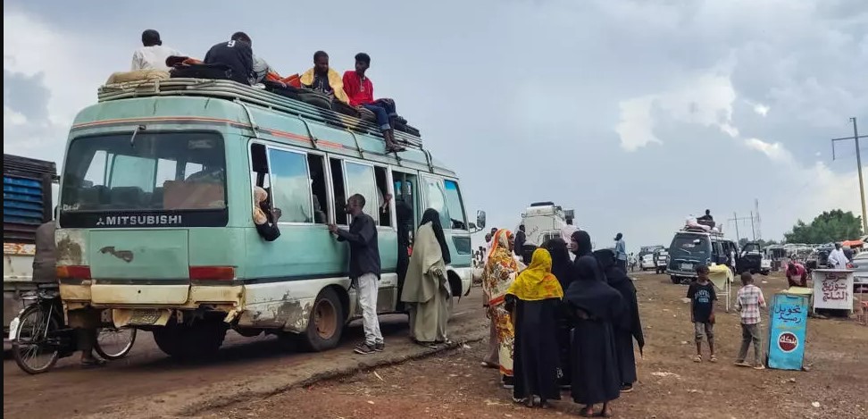 نازحون من المناطق الشرقية من ولاية الجزيرة السودانية يصلون إلى مدينة القضارف في 27 أكتوبر 2024.