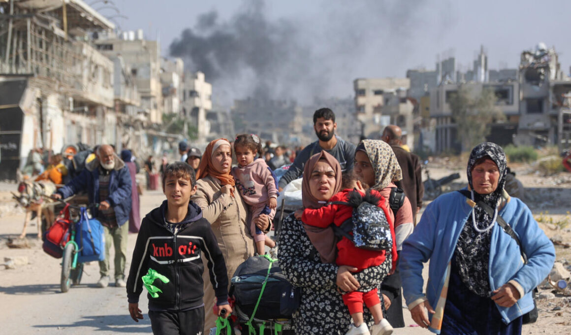 فلسطينيون مهجرون من مخيمات بيت حانون يعبرون طريق صلاح الدين الرئيسي إلى جباليا شمال قطاع غزة في أعقاب أوامر الإخلاء التي أصدرها الجيش الإسرائيلي.